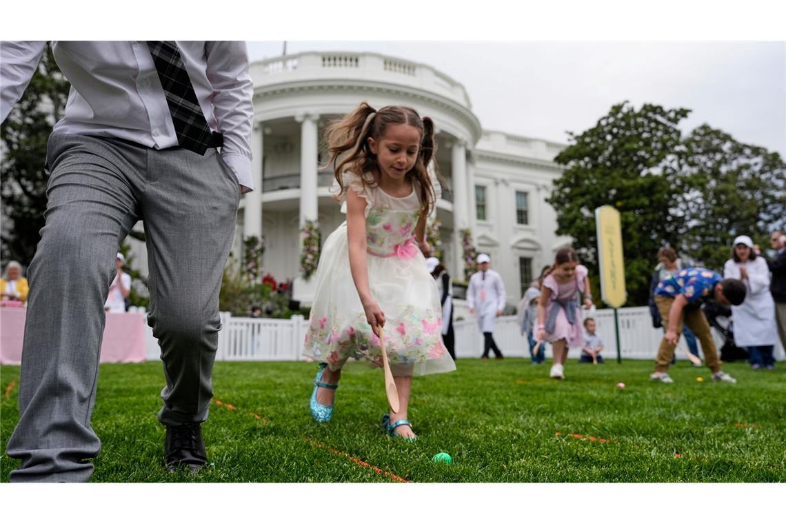 Trump tritt mit Osterhase auf - teure Eier, große Spender Ostereier rollen im Garten des Weißen Hauses.