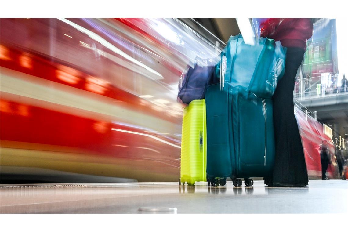 Osterreiseverkehr rollt an: Viele Reisende strömen zum Berliner Hauptbahnhof