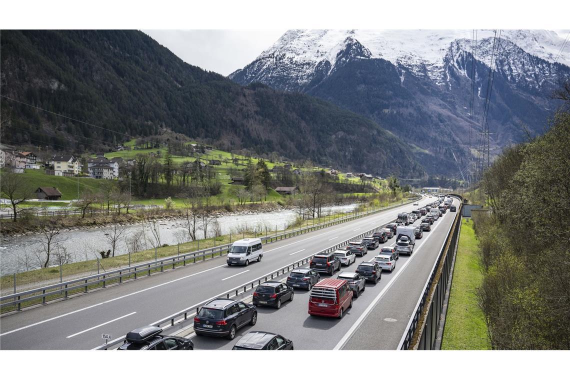 Wann beginnen die Osterferien? Osterstau auf der Gotthard-Autobahn in der Schweiz.