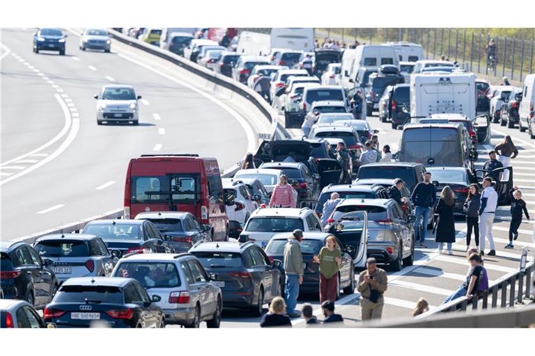 Osterstau vor dem Gotthardtunnel: Kilometerlange Kolonne auf der A2