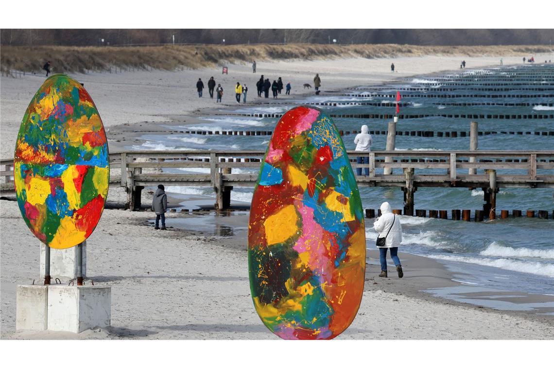 Osterstimmung in Zingst: XXL-Eier am Strand begrüßen den ersten Touristenhöhepunkt des Jahres.
