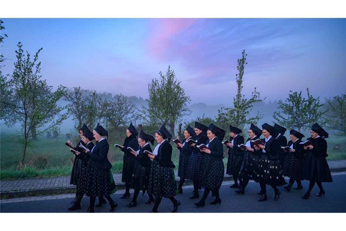 Bilder des Tages Ostertradition in Maust: Sorbische Frauen singen bei Sonnenaufgang