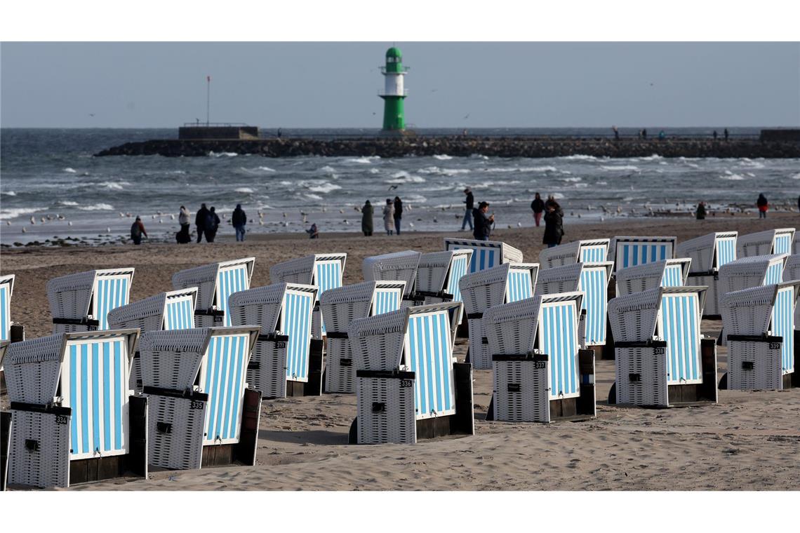Sturmtief fegt über Deutschland – Verletzte und Fährausfälle Ostseestrand in Warnemünde. Nicht überall blieben die Strandkörbe stehen