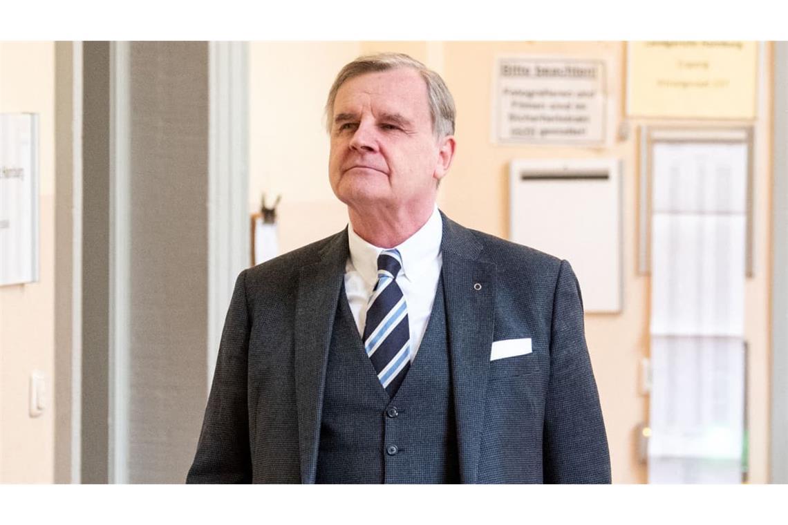 Otmar Kury, ehemaliger Verteidiger von C. Block, deutsche Gastronomin und Unternehmerin, geht im Prozess wegen mutmaßlicher Kindesentführung im Landgericht Hamburg als Zeuge über den Flur.