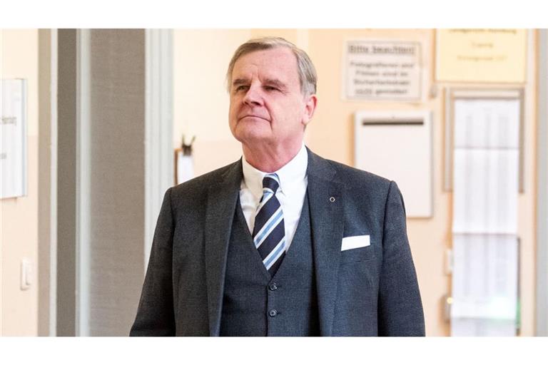 Otmar Kury, ehemaliger Verteidiger von C. Block, deutsche Gastronomin und Unternehmerin, geht im Prozess wegen mutmaßlicher Kindesentführung im Landgericht Hamburg als Zeuge über den Flur.