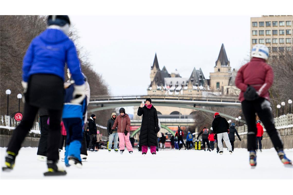 Ottawa gleitet ins neue Jahr: Schlittschuhlaufen auf dem Rideau Canal Skateway startet.