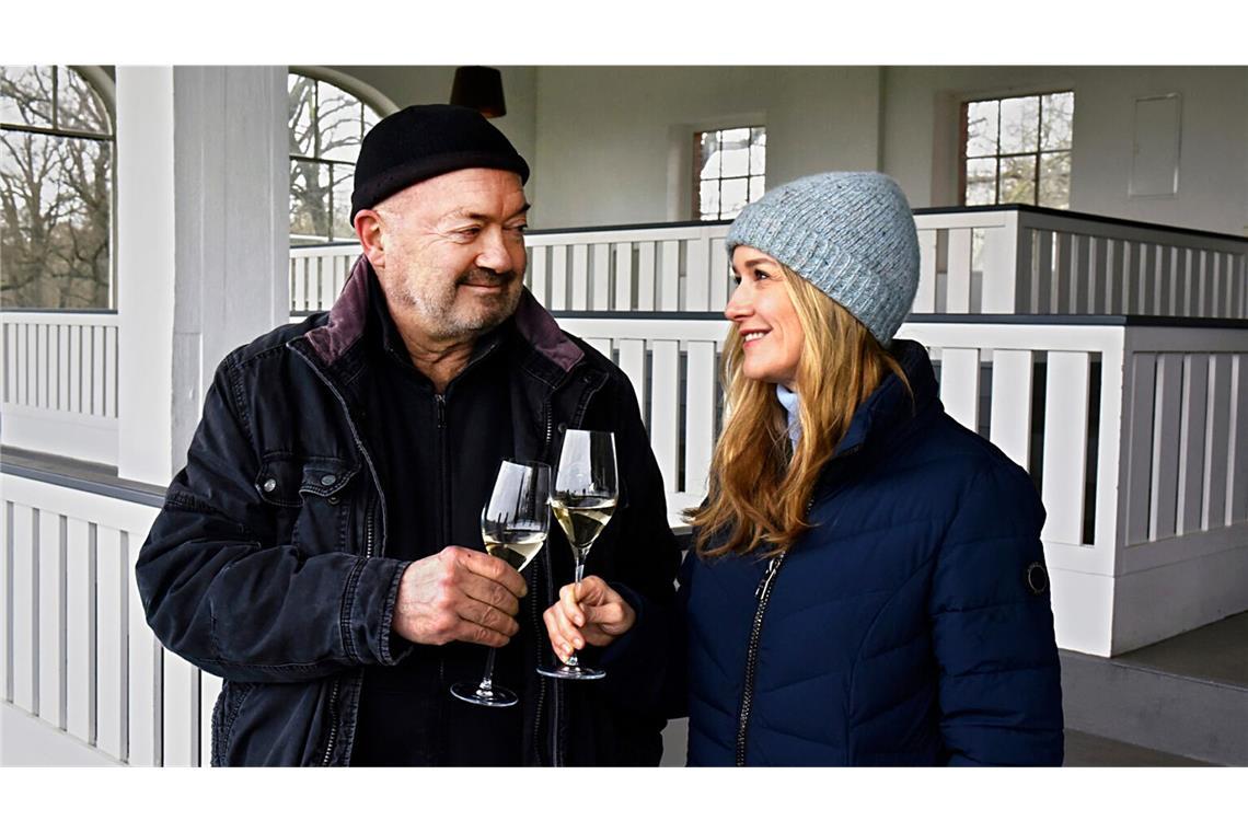 Otto (Florian Martens) lässt sich von seiner Kollegin Linett (Stefanie Stappenbeck) zum Dienstjubiläum gratulieren