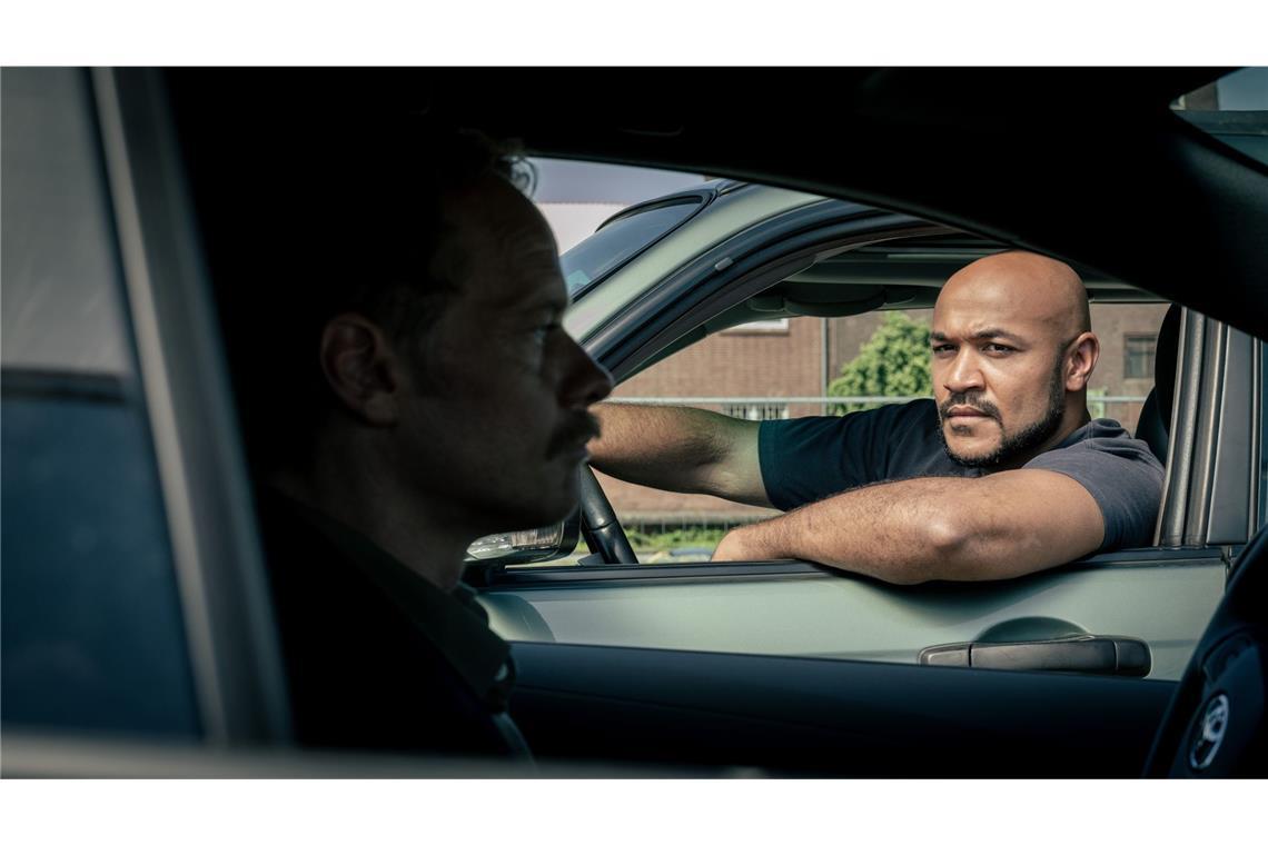 Otto Pösken (Malick Bauer, r) und Daniel Kossik (Stefan Konarske, l) unterhalten sich durchs Autofenster –  Daniel Kossik ermittelt weiter gegen Rosa Herzog und Peter Faber; Otto Pösken soll ihm undercover dabei helfen.