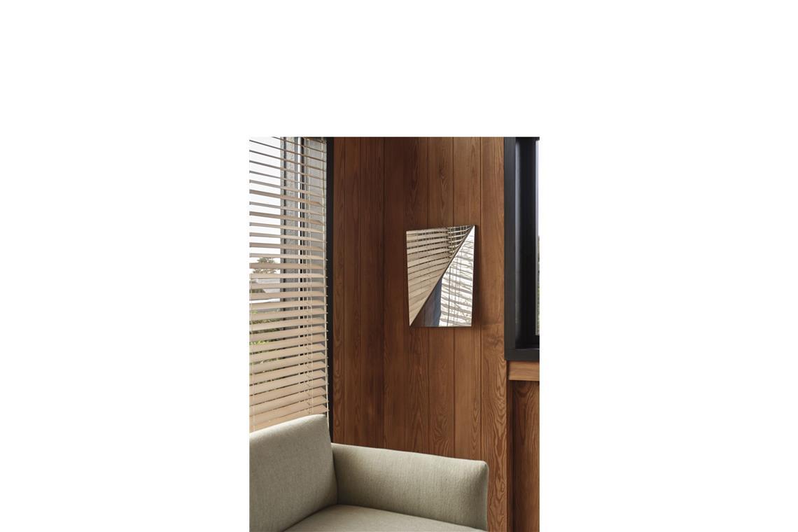 Was die Trends der Mailänder Möbelmesse über uns aussagen „Outline“-Sofa mit Spiegel vor Holzwand von Muuto.