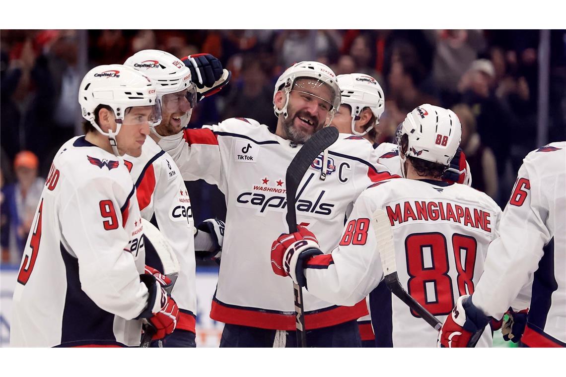 Putin gratuliert Eishockey-Star Owetschkin zu Torrekord Owetschkin bejubelt Sportgeschichte.