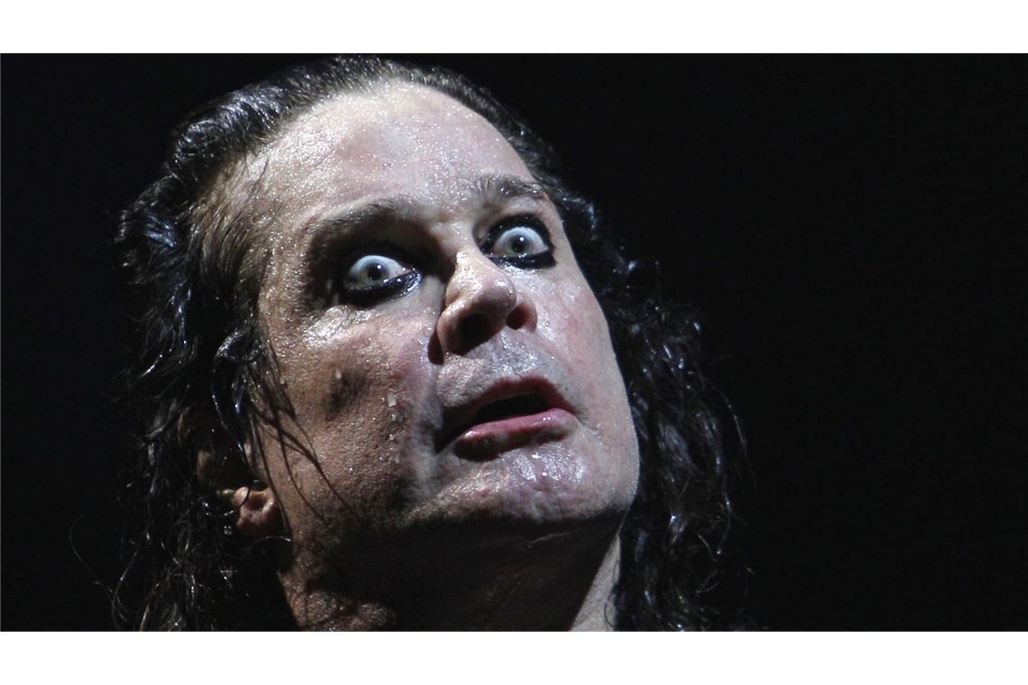 Fledermaus-Biss, Ameisen statt Koks – die skurrilsten Skandale um Ozzy Osbourne Ozzy Osbourne unterfütterte sein Image als „Madman“ durch zahlreiche Skandale.