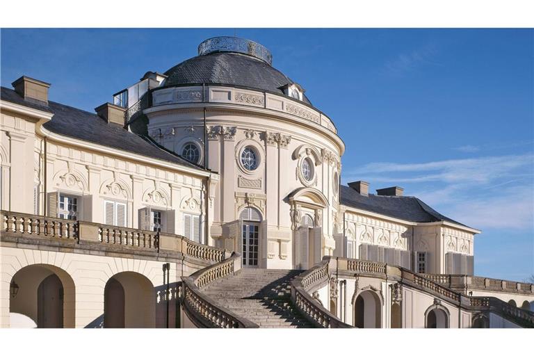 Paare, die sich küssen, kommen an Valentinstag kostenlos ins Schloss Solitude.