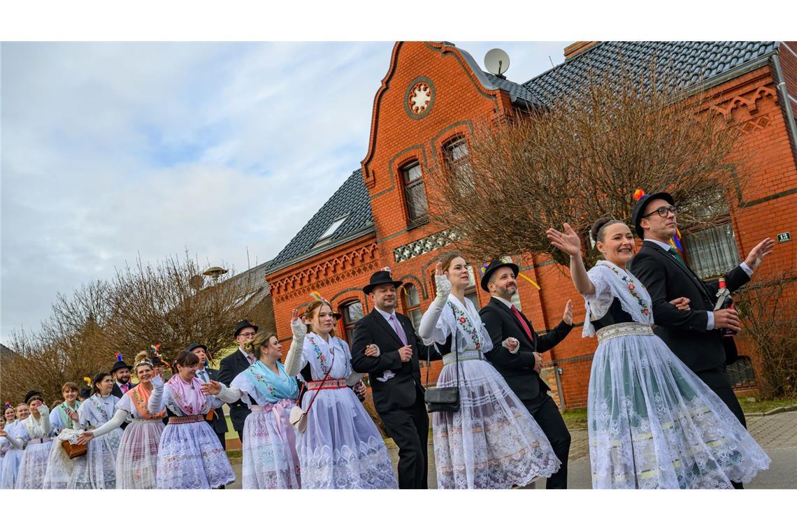 Bilder des Tages Paare in traditioneller wendischer Festtagstracht nehmen an der Fastnacht im Spreewald teil.