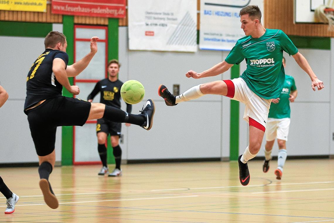 Packende Duelle der Fußballer unterm Hallendach wird es in dieser Saison nicht geben. Foto: A. Becher