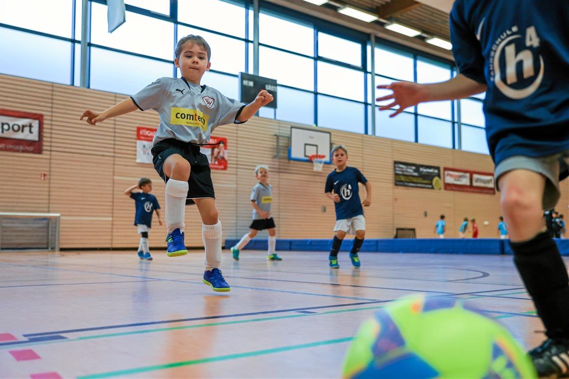 Beim Budenzauber mit Begeisterung am Ball Packende Zweikämpfe und schön herausgespielte Tore gab es beim Bambiniturnier in der Katharinenplaisirhalle zu sehen. Foto: Alexander Becher