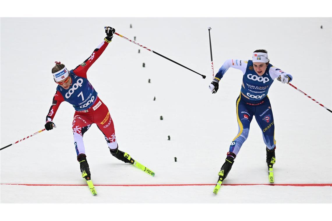 Zeitgleich zu Silber: Langlauf-Star Johaug fehlen Zentimeter Packendes Finale: Therese Johaug (l) muss sich Ebba Andersson geschlagen geben.