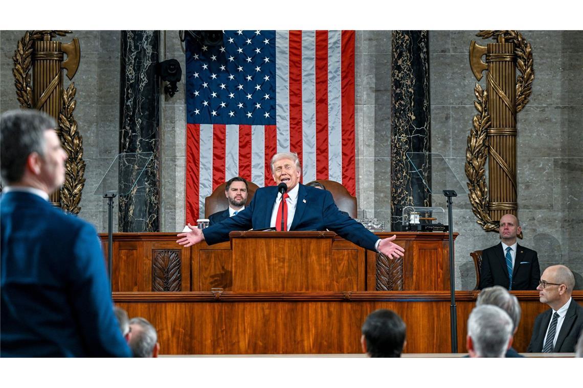 Padilla ging den Republikaner vor allem wegen seiner umstrittenen Migrationspolitik an.