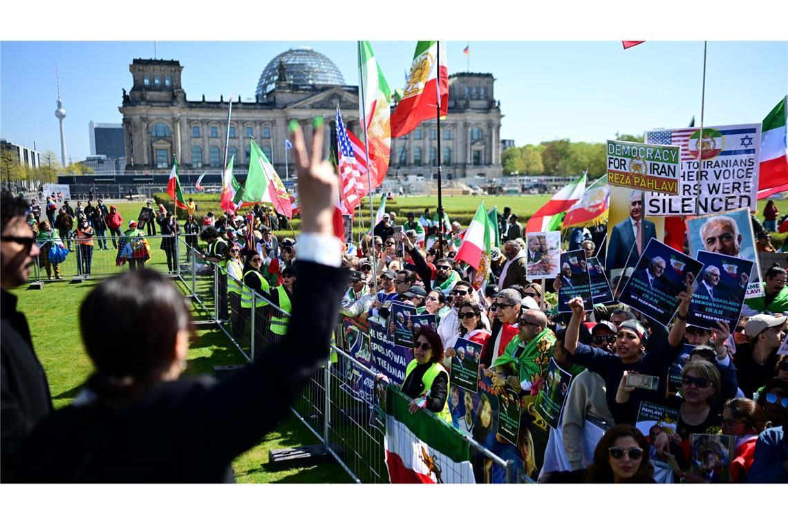 Pahlavis Unterstützer demonstrierten am Bundestag.