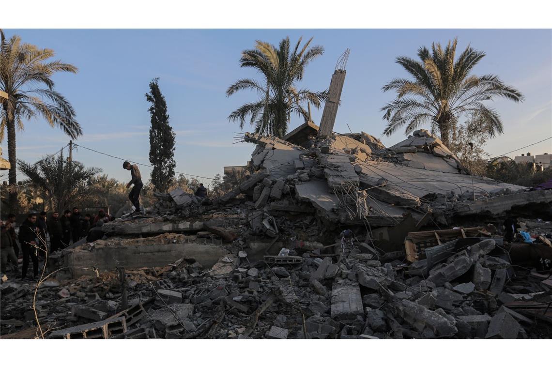 Bilder des Tages Palästinenser auf den Trümmern eines zerstörten Gebäudes im zentralen Gazastreifen.
