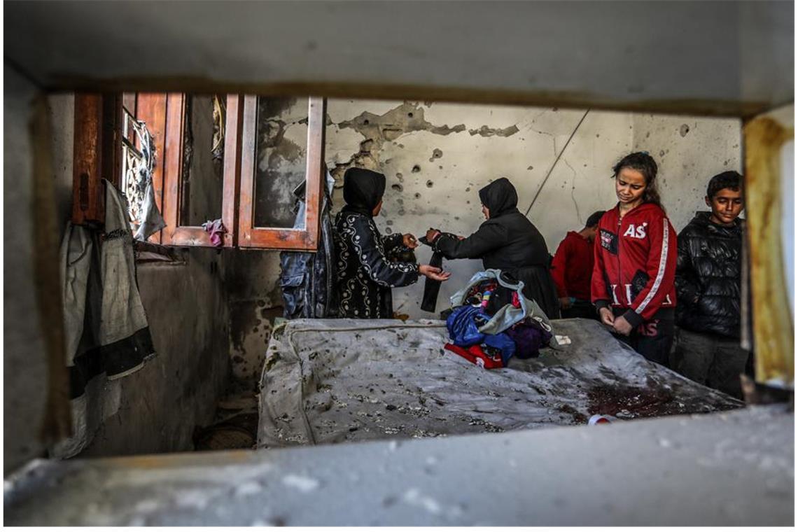 Israels Armee erklärt weitere Hamas-Geisel für tot Palästinenser begutachten die Schäden in einem Haus, das durch einen israelischen Luftangriff auf Chan Junis zerstört wurde.