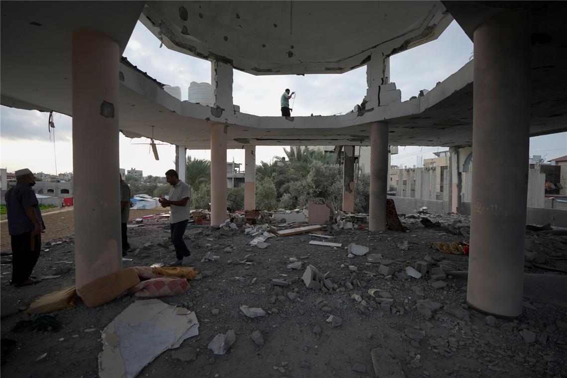 Israels Armee erklärt weitere Hamas-Geisel für tot Palästinenser begutachten die Schäden nach einem israelischen Luftangriff auf eine Moschee in Dair al-Balah im Zentrum des Gazastreifens.