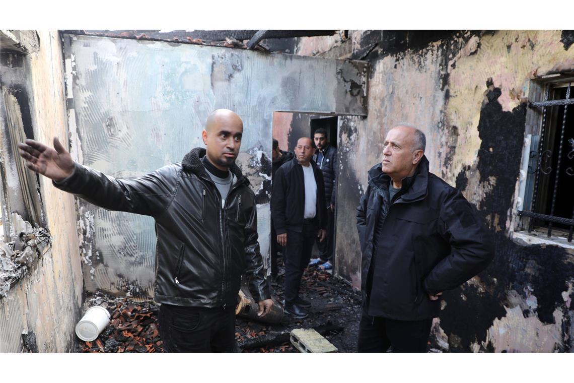 Palästinenser begutachten ein zerstörtes Haus nach einem Angriff von Siedlern im Westjordanland (Archivfoto).