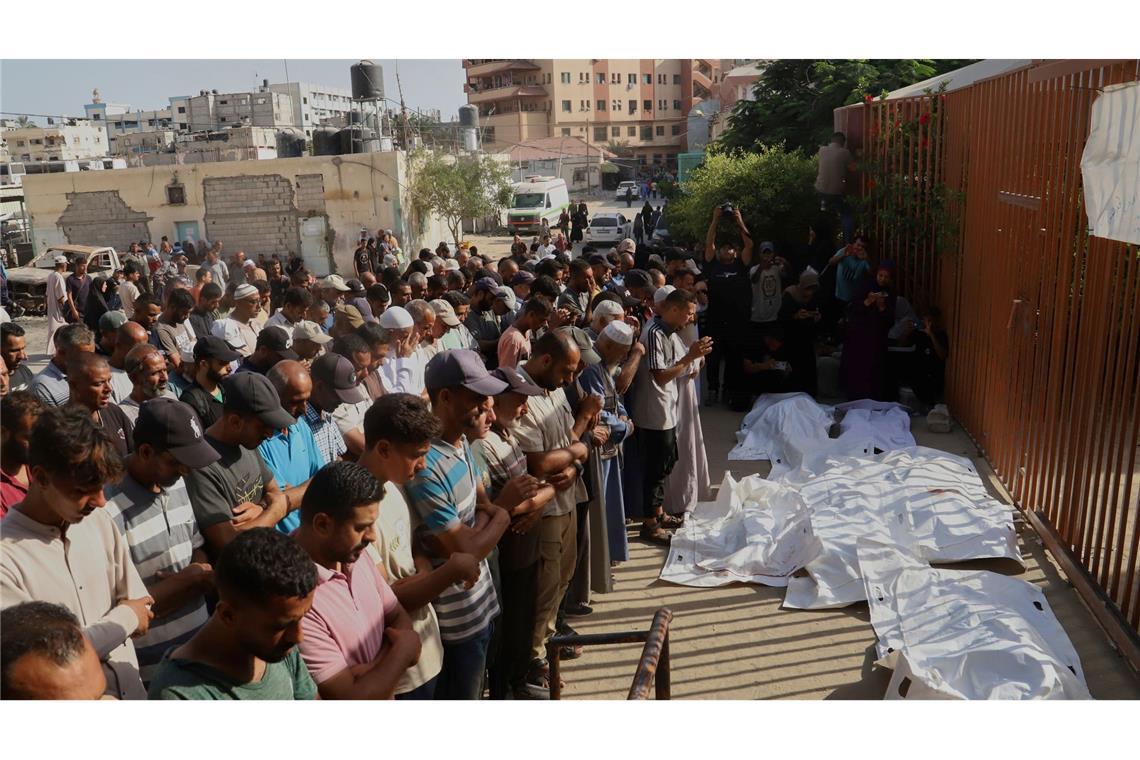 Palästinenser beten vor dem Nasser-Krankenhaus im Süden des Gazastreifens.