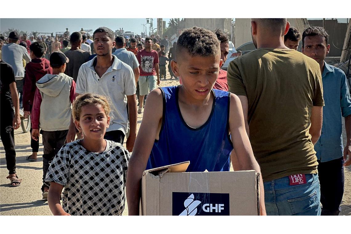 Bilder des Tages Palästinenser, die Hilfe suchen, versammeln sich in der Nähe einer Hilfsgüterverteilungsstelle der von den USA unterstützten Gaza Humanitarian Foundation (GHF) in Rafah im südlichen Gazastreifen.