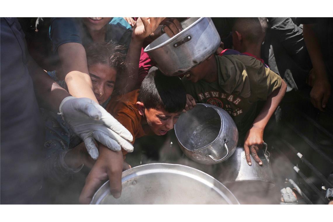 Israel bereitet Verschärfung der Gaza-Angriffe vor Palästinenser erhalten Lebensmittel in Beit Lahia.