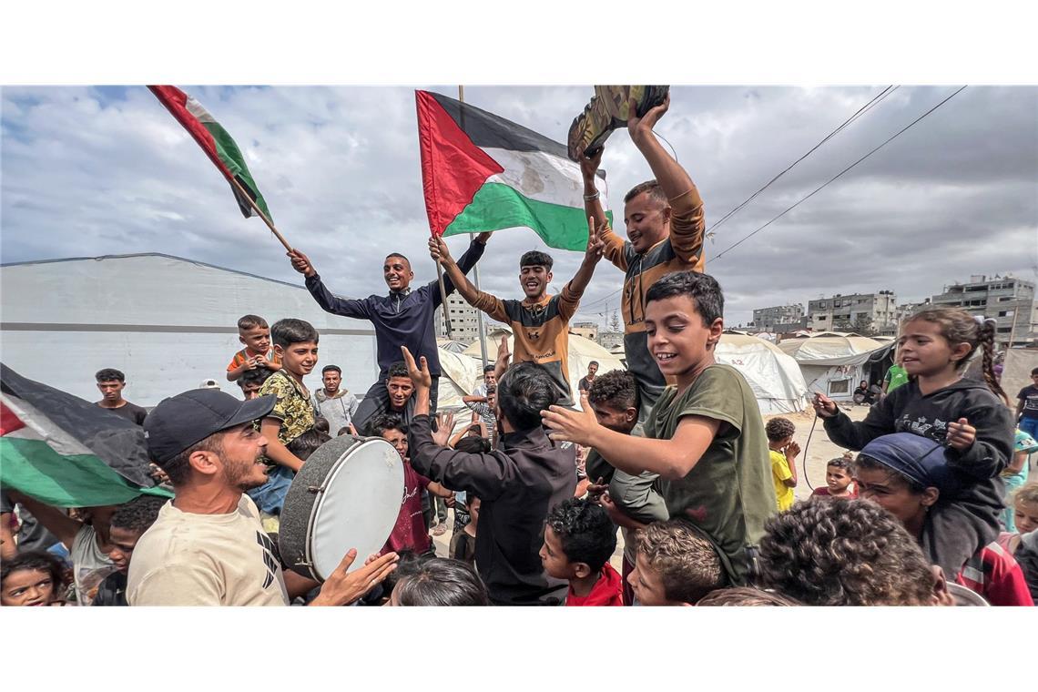 Palästinenser feiern im Lager Nusairat.