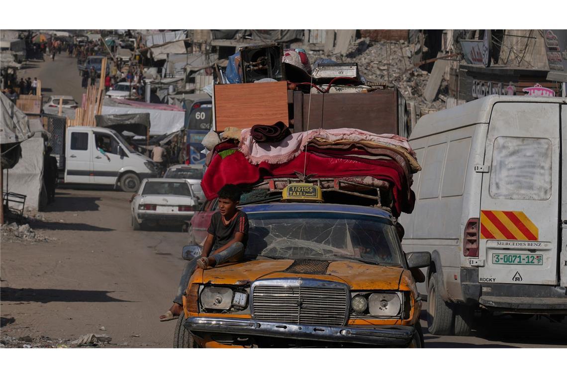 Bilder des Tages Palästinenser fliehen aus dem nördlichen Gazastreifen mit einem uralten Mercedes, auf den sie ihre Habseligkeiten geladen haben.