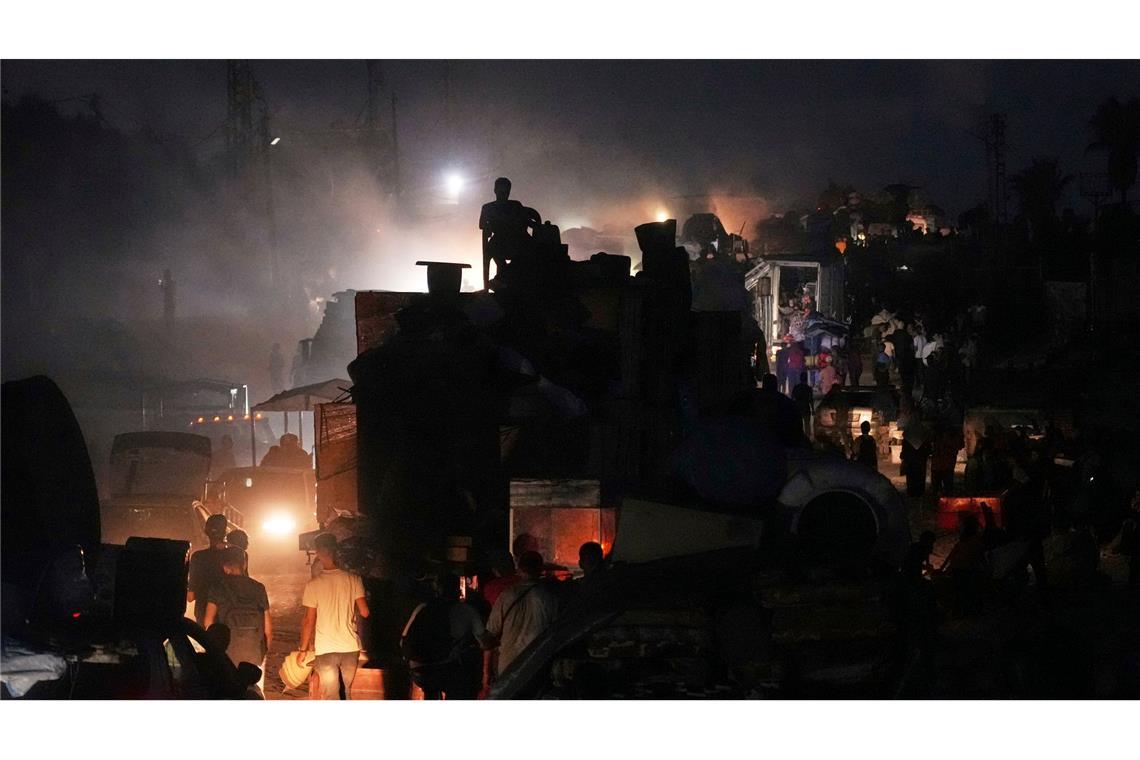 Bilder des Tages Palästinenser fliehen und tragen ihre Habseligkeiten entlang der Küstenstraße in Richtung des südlichen Gazastreifens.