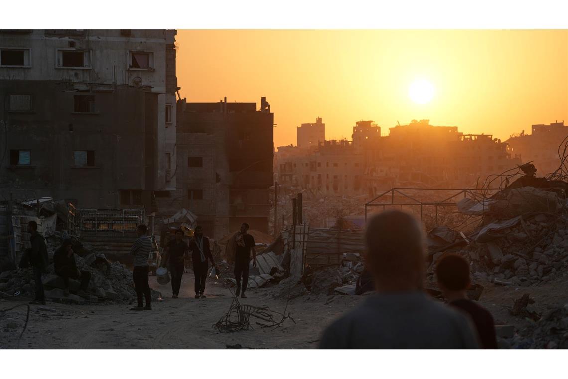 Bilder des Tages Palästinenser gehen in Gaza-Stadt an Häusern vorbei, die durch die israelische Luft- und Bodenoffensive zerstört wurden.