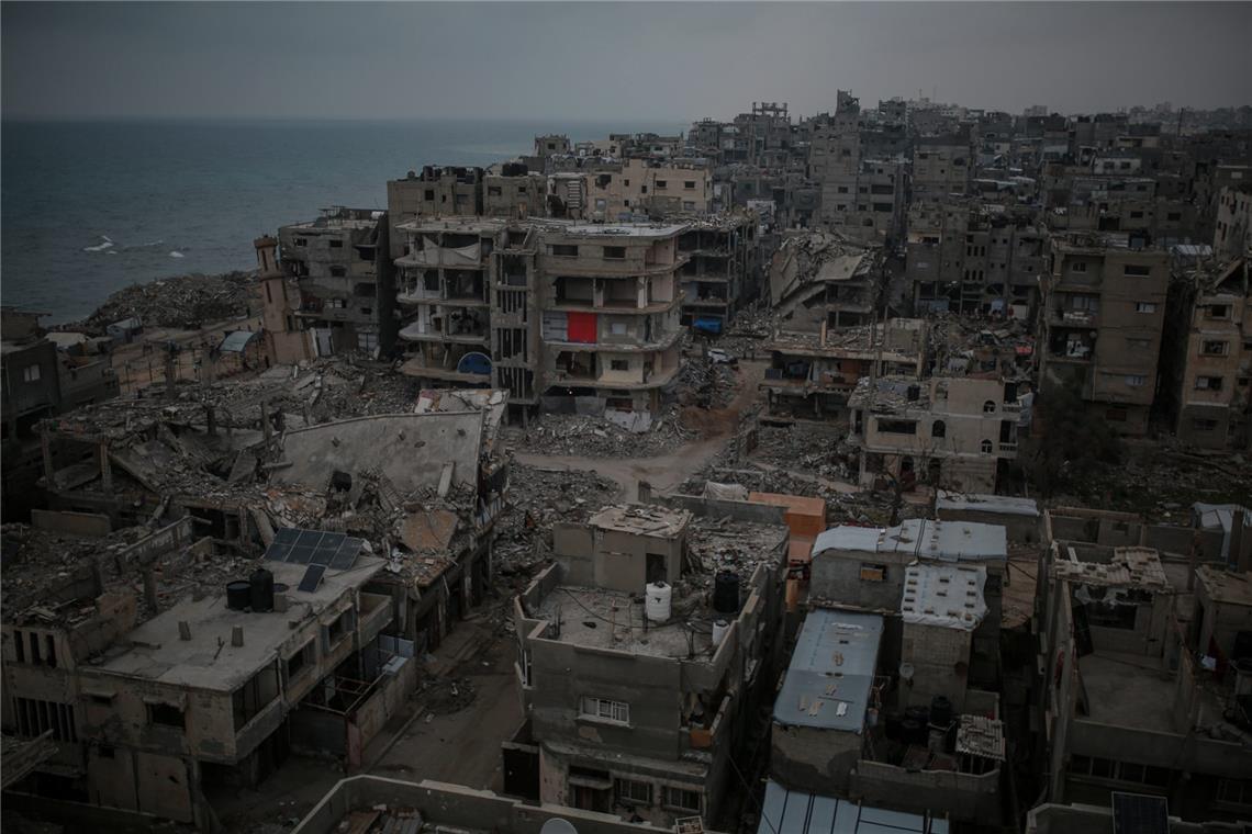 Palästinenser im Flüchtlingslager Shati, wo ihre Häuser während des Krieges durch schwere israelische Bombardierungen zerstört wurden, kämpfen um den Wiederaufbau ihres Lebens.