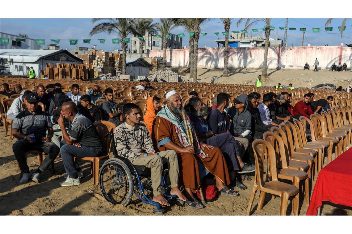 Palästinenser im Gazastreifen warten auf ihre freigelassenen Angehörigen.