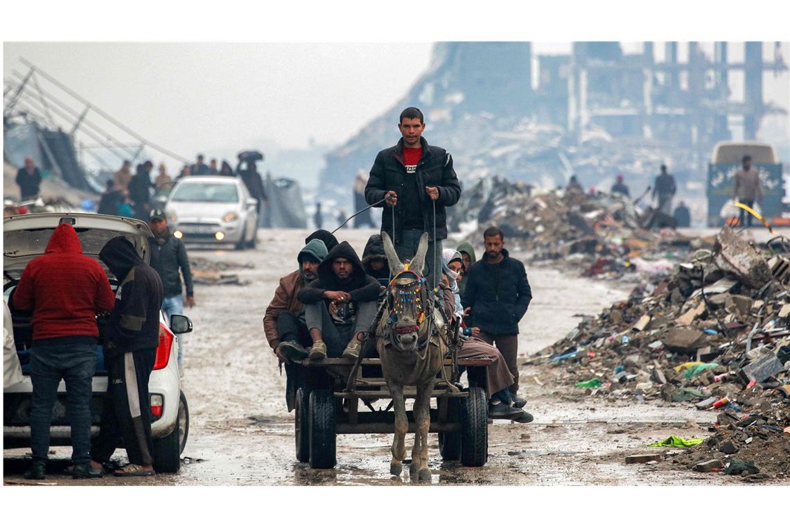 Druck auf Hamas zeigt Wirkung Palästinenser im Norden des Gazastreifens fahren auf einem Eselskarren.