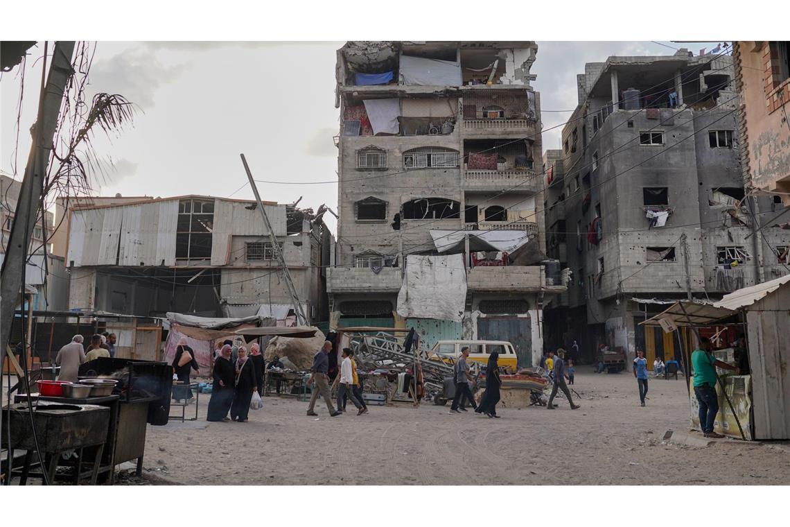 Gaza-Krieg: Verhandlungen zwischen Israel und Hamas beginnen Palästinenser in den Straßen von Chan Junis.
