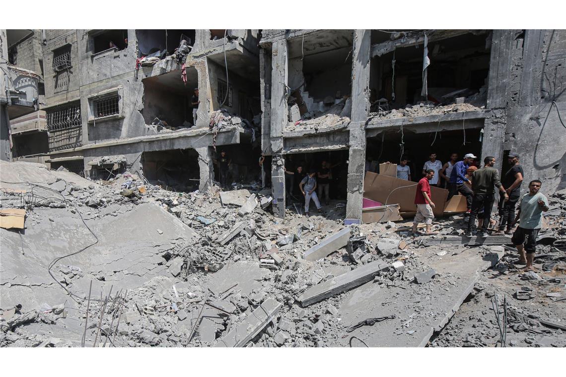 Trotz Durchbruch bei Friedensverhandlungen Luftangriff in Gaza Palästinenser inspizieren die Schäden eines israelischen Angriffs auf ein Haus in Gaza-Stadt (Archivfoto).