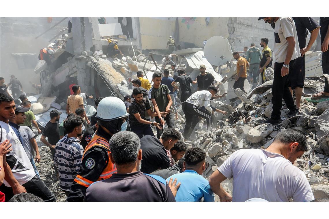 Israel entscheidet über Verschärfung der Gaza-Angriffe Palästinenser inspizieren Schäden eines israelischen Luftangriffs.