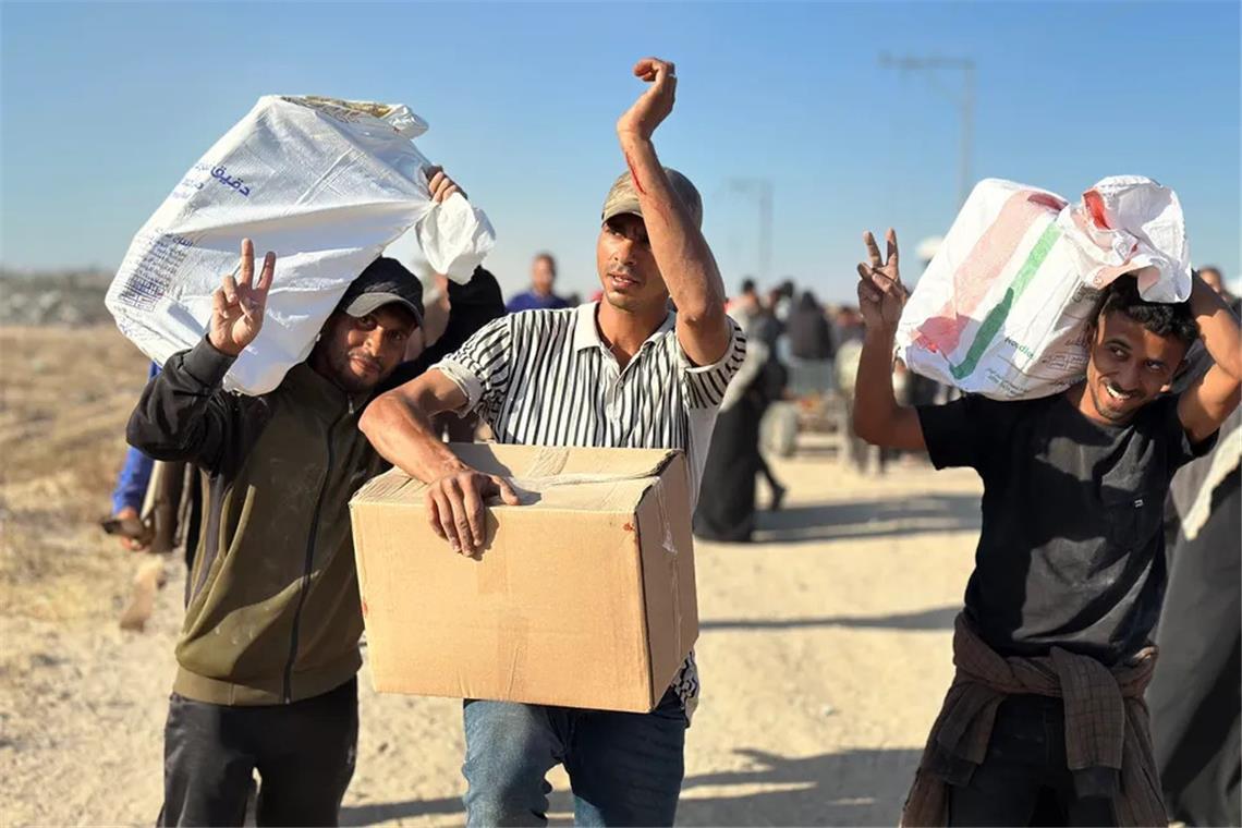 Palästinenser mit erhaltenen Hilfsgütern in der Hauptstadt des nördlichen Gazastreifens.