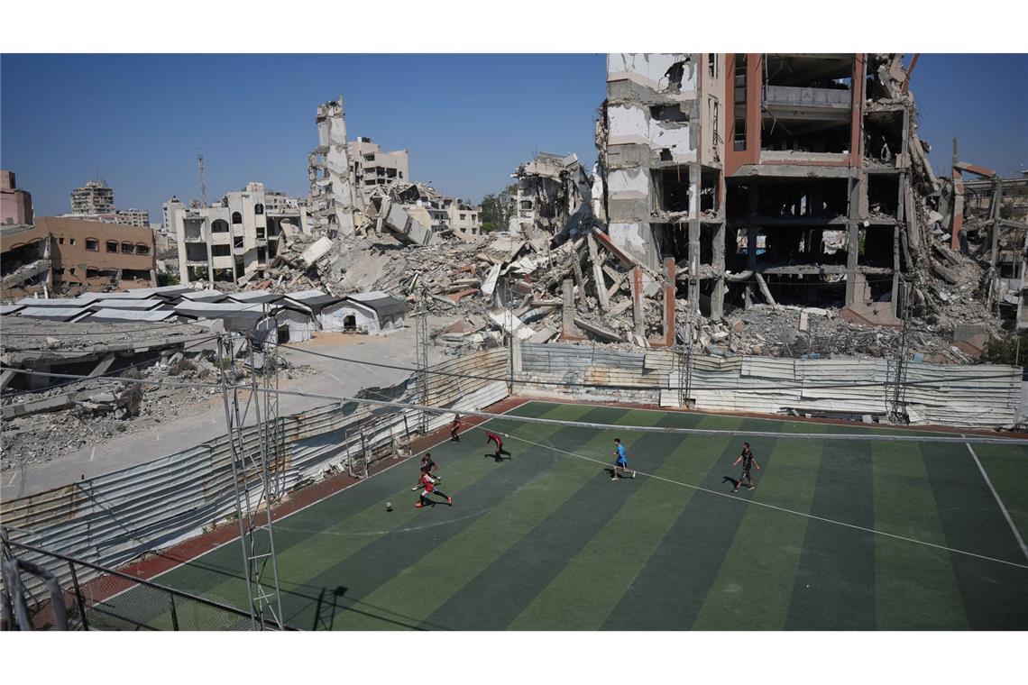 Palästinenser spielen Fußball in Gaza.