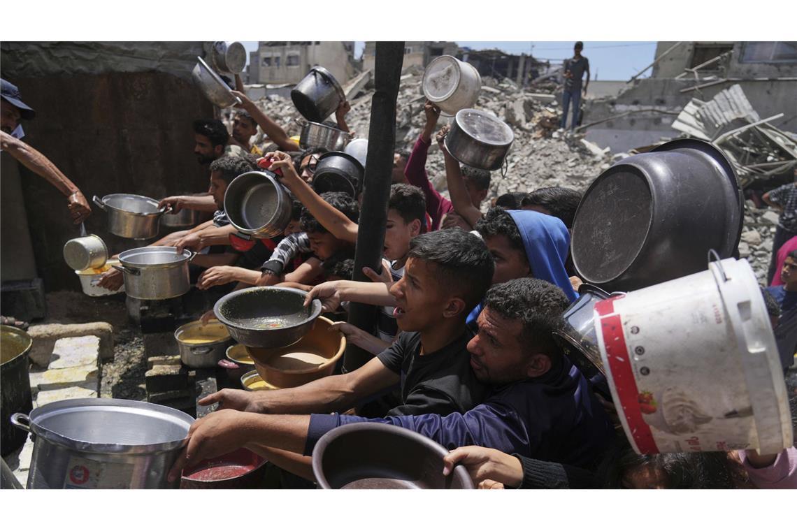 UNO: Ganze Bevölkerung im Gazastreifen von Hungersnot bedroht Palästinenser stehen für Lebensmittel im nördlichen Gazastreifen an.