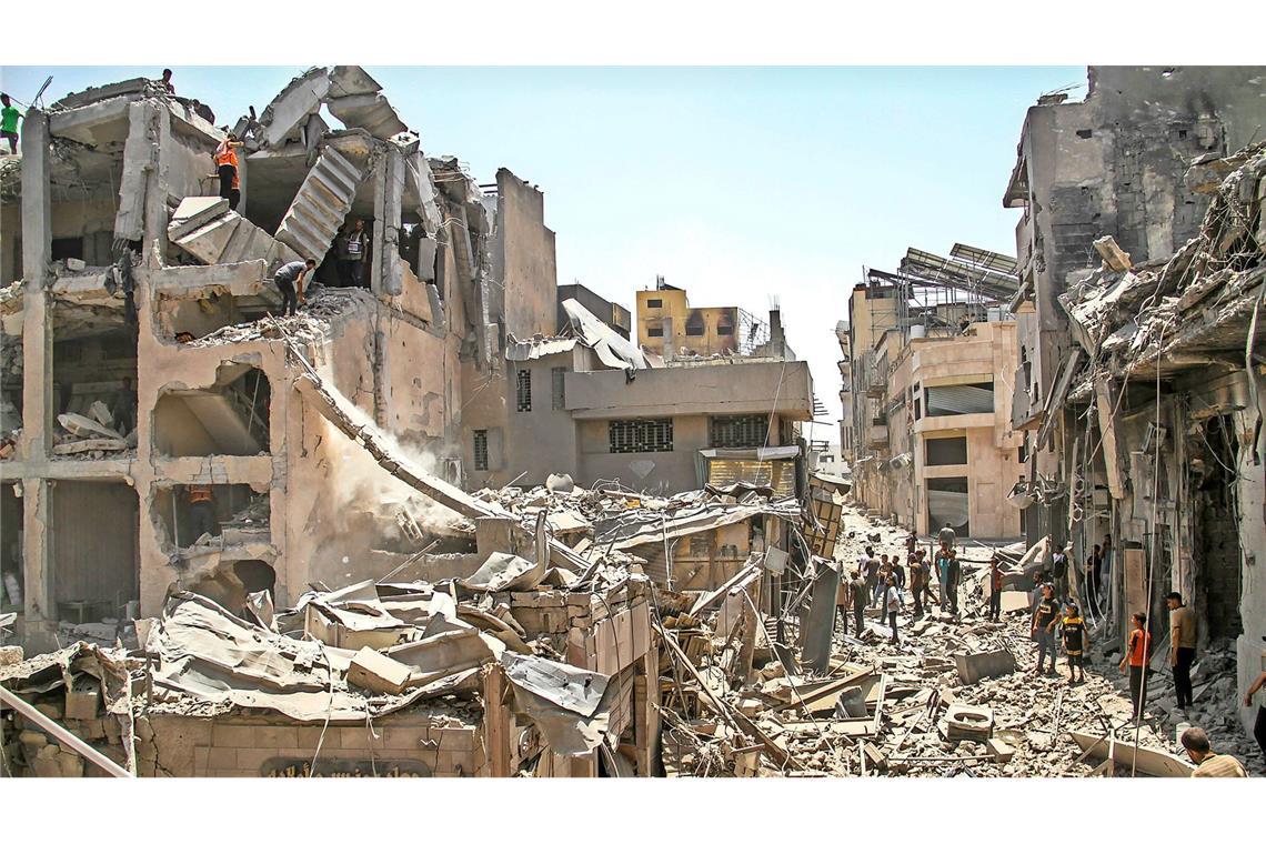 Palästinenser stehen in von durch israelischen Kampfflugzeuge zerstörten Wohngebäuden. Die Zahl der Todesopfer im Gaza-Krieg könnte deutlich höher liegen als bislang angenommen (Archivfoto).