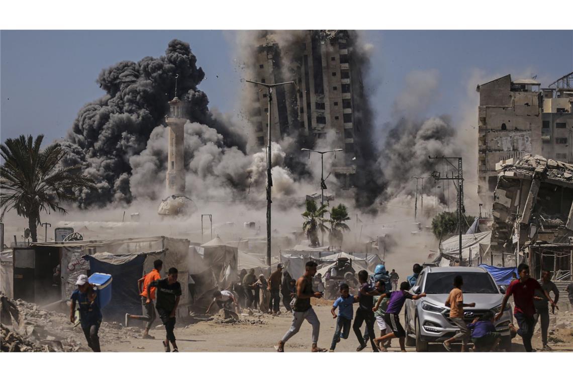 Israels Armee bombardiert zwölfstöckiges Hochhaus in der Stadt Gaza Palästinenser suchen während eines israelischen Luftangriffs auf ein Hochhaus im Gaza Schutz.