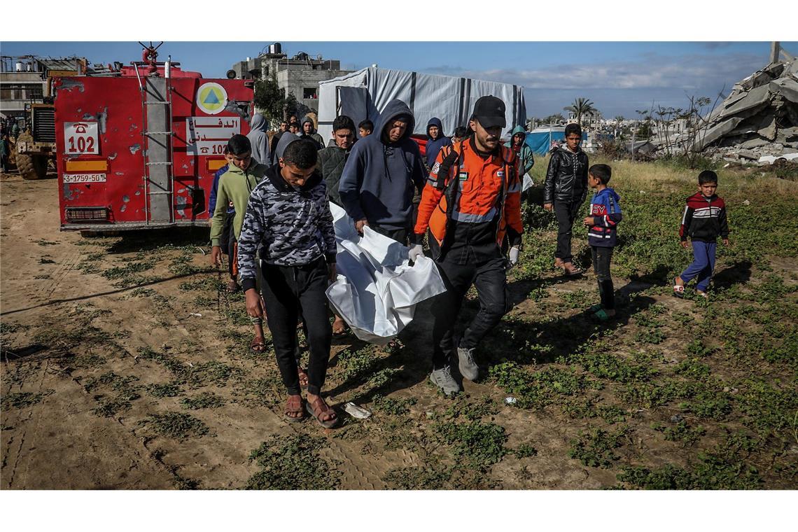 Hamas-Behörde: Mehr als 50.000 Gaza-Tote seit Kriegsbeginn Palästinenser tragen im Gazastreifen eine Leiche.