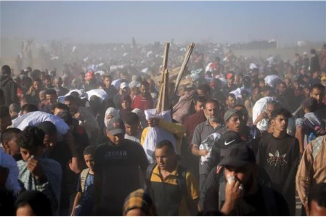 Palästinenser tragen Kisten und Taschen mit Lebensmitteln und humanitären Hilfspaketen, die von der Gaza Humanitarian Foundation, einer von Israel anerkannten und von den USA unterstützten Organisation in Rafah im südlichen Gazastreifen geliefert wurden.