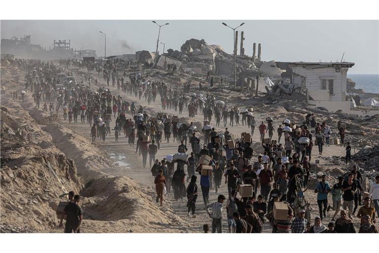 Palästinenser tragen Lebensmittelpakete, die von der The Gaza Humanitarian Foundation (GHF) verteilt wurden.