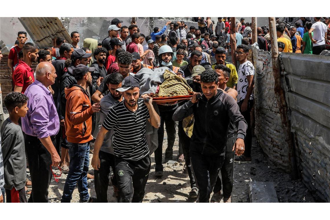 Israel entscheidet über Verschärfung der Gaza-Angriffe Palästinenser tragen Opfer eines Luftangriffs.
