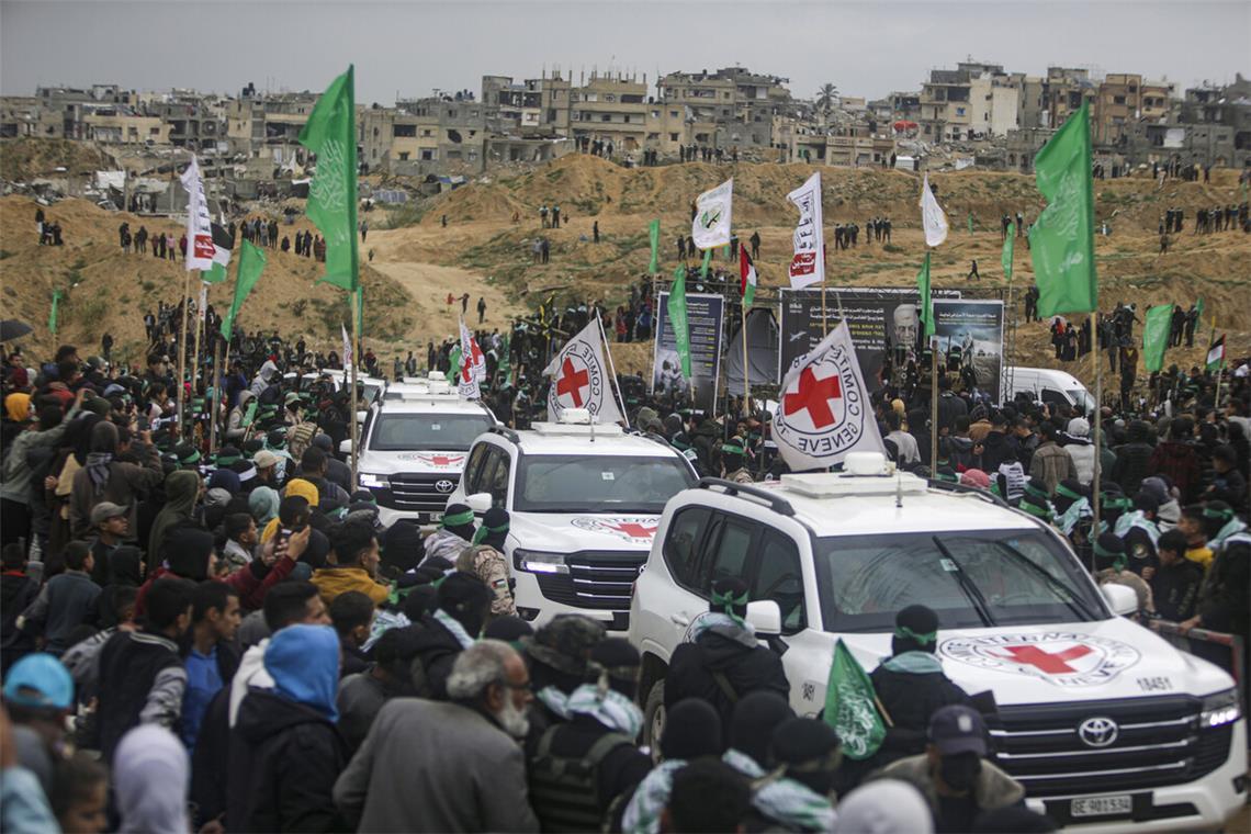 Terroristen feiern an Kindersärgen Palästinenser umringen Fahrzeuge des Roten Kreuzes nach der Annahme von vier israelischen Geiseln aus den Händen der Terrororganisation Hamas.