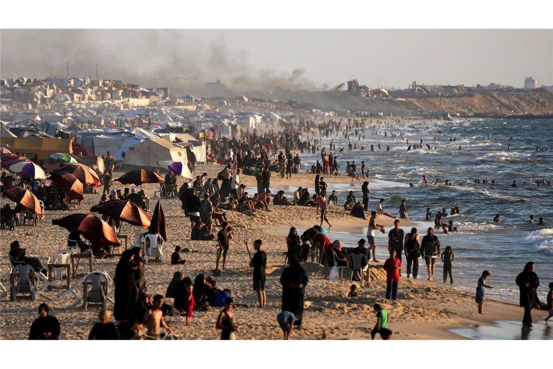 Bilder des Tages Palästinenser verbringen während einer Hitzewelle in Gaza-Stadt Zeit am Meer.